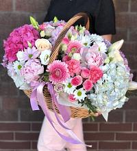 Композиция солнечный день в Марьиных Колодцах Цветочная композиция из Розы, Хризантемы, Пионы и Лизиантусы в корзине в Марьиных Колодцах