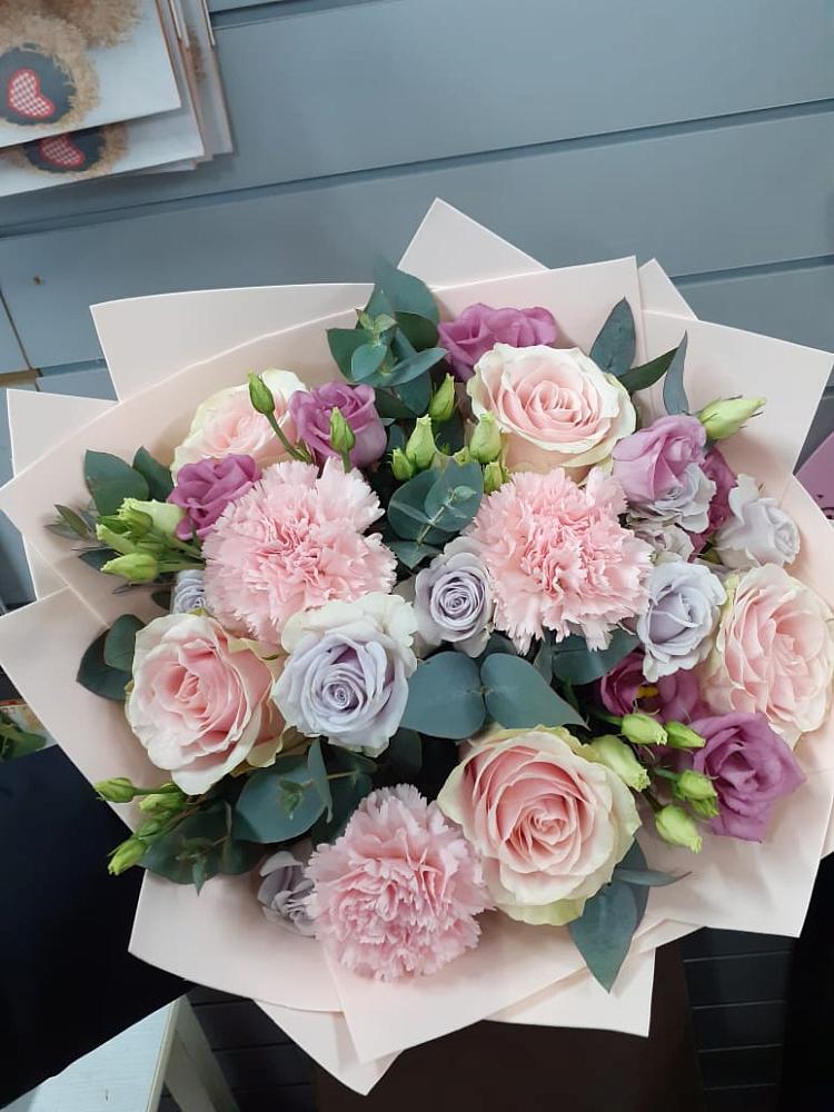 Букет цветов из: Розы, Гвоздики и Лизиантусы в Марьиных Колодцах