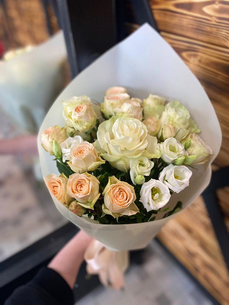 Букет цветов из: Розы и Лизиантусы в Марьиных Колодцах